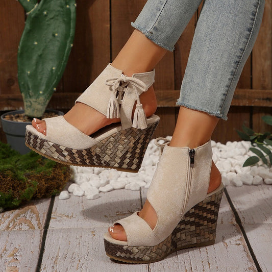 Sandales compensées à bout ouvert et à pompon pour femme