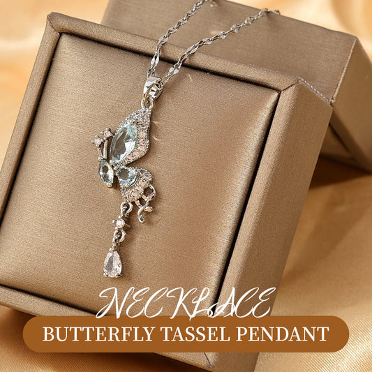 Collier élégant avec pendentif papillon et pompon