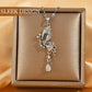 Collier élégant avec pendentif papillon et pompon
