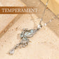 Collier élégant avec pendentif papillon et pompon