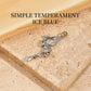 Collier élégant avec pendentif papillon et pompon