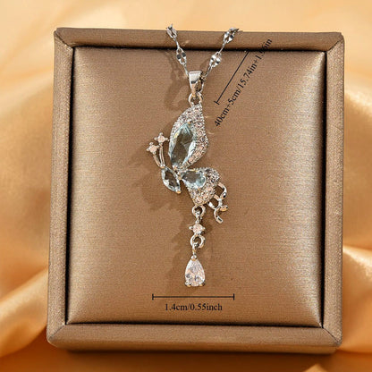 Collier élégant avec pendentif papillon et pompon