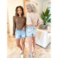 Short de papa coupé avec taille haute et ourlet à franges